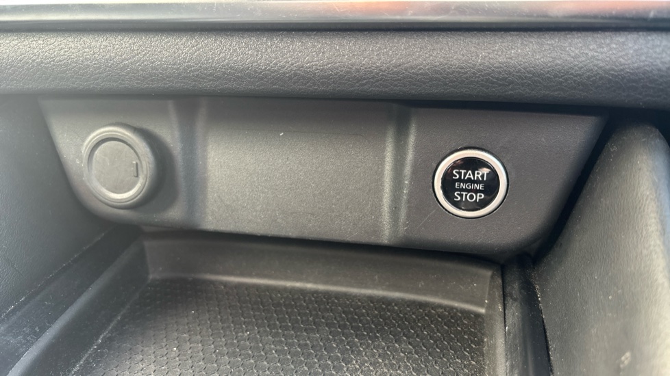Nissan Qashqai 1.3 DiG-T MH N-Connecta 5dr Petrol Hatchback - Image 25
