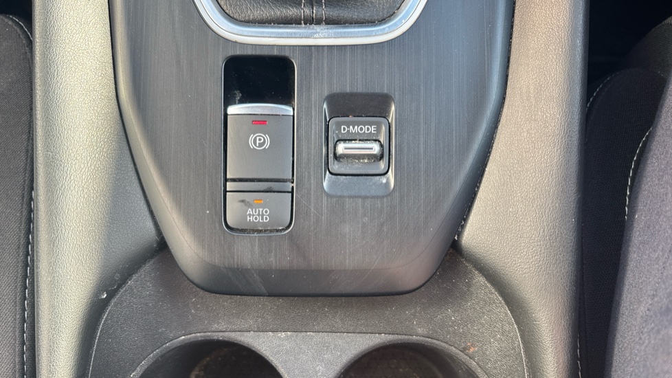 Nissan Qashqai 1.3 DiG-T MH N-Connecta 5dr Petrol Hatchback - Image 29