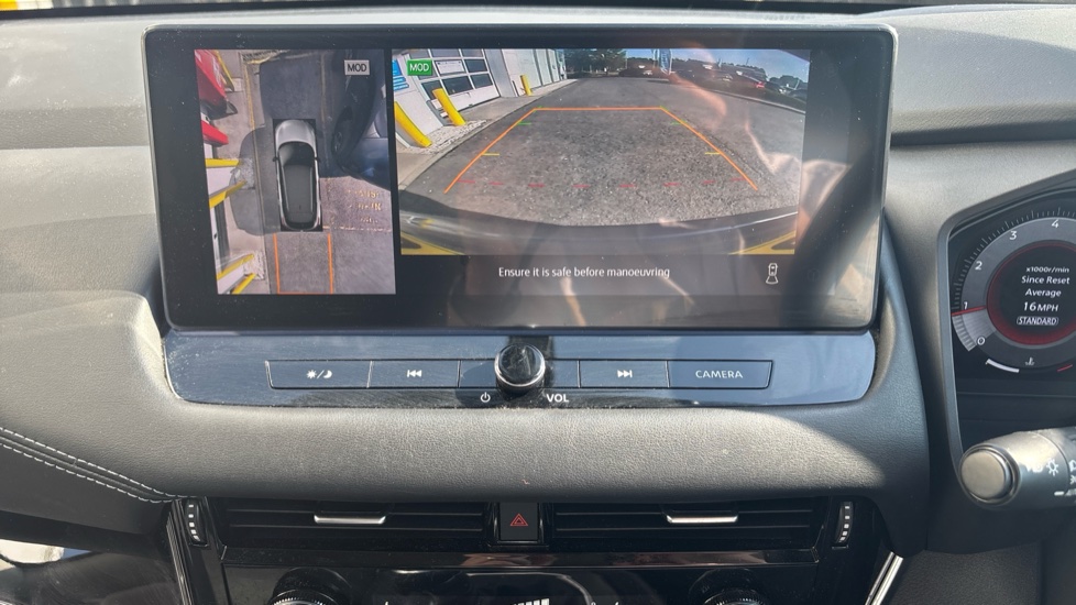 Nissan Qashqai 1.3 DiG-T MH N-Connecta 5dr Petrol Hatchback - Image 30