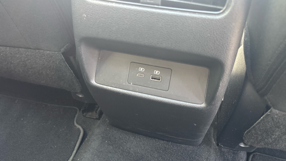 Nissan Qashqai 1.3 DiG-T MH N-Connecta 5dr Petrol Hatchback - Image 35