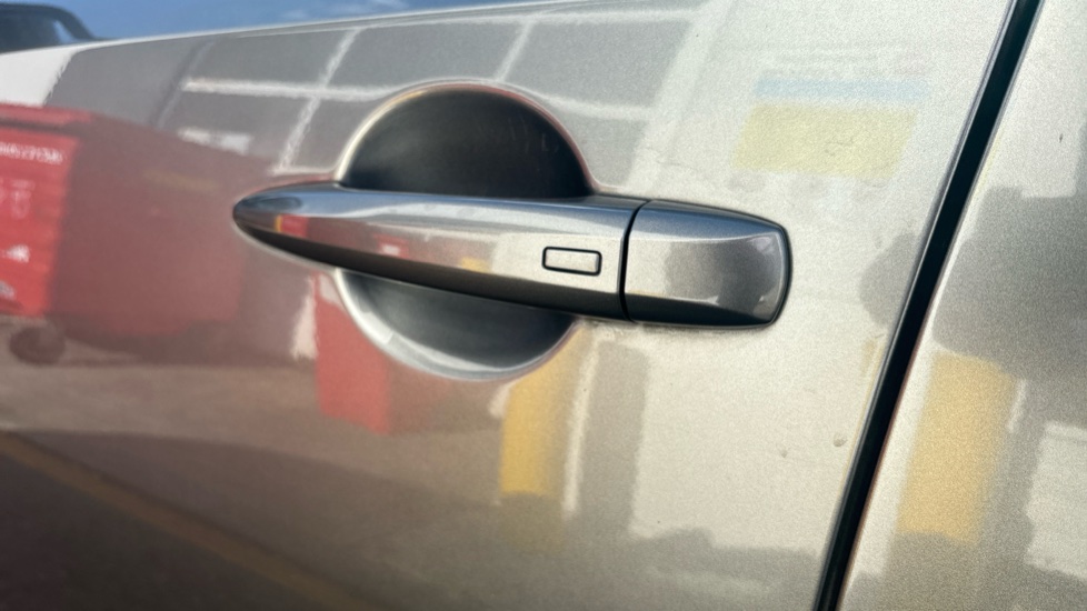 Nissan Qashqai 1.3 DiG-T MH N-Connecta 5dr Petrol Hatchback - Image 38