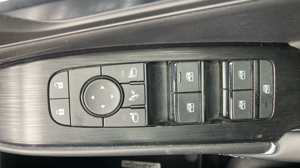 Nissan Qashqai 1.3 DiG-T MH N-Connecta 5dr Petrol Hatchback - Image 42
