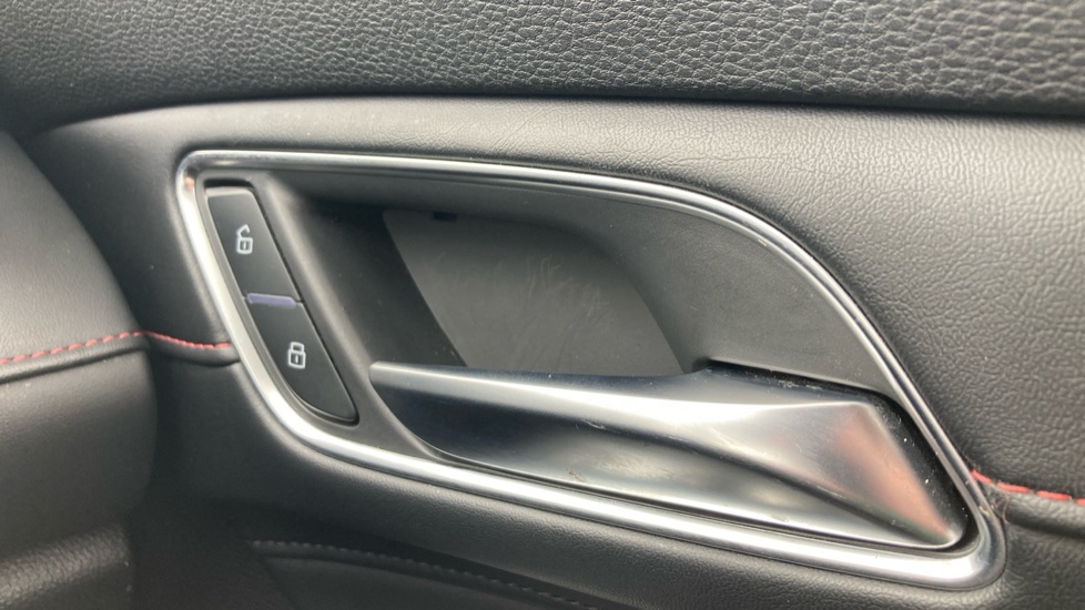 MG HS 1.5 T-GDI Trophy 5dr DCT Petrol Hatchback - Image 22