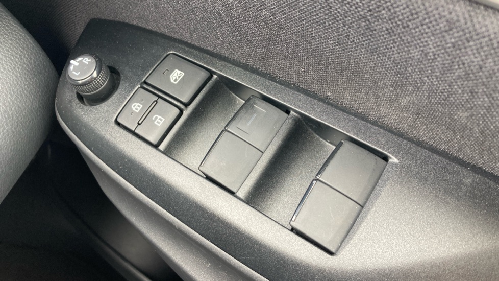 Toyota Yaris 1.5 Hybrid Design 5dr CVT Hybrid Hatchback - Image 25