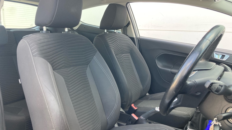 Ford Fiesta 1.25 82 Zetec 3dr Petrol Hatchback - Image 33