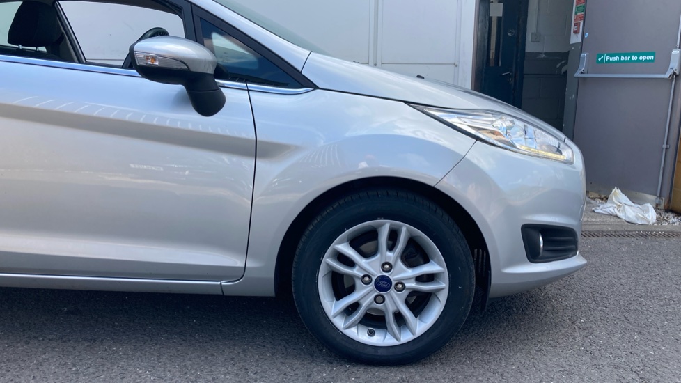 Ford Fiesta 1.25 82 Zetec 3dr Petrol Hatchback - Image 34