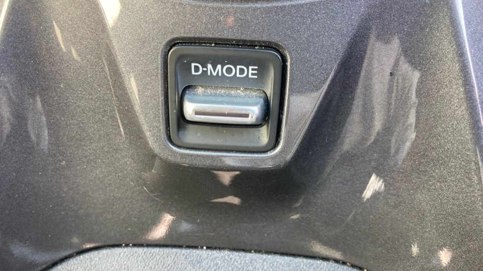 Nissan Juke 1.0 DiG-T 114 N-Connecta 5dr Petrol Hatchback - Image 35