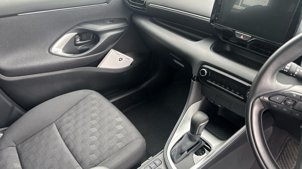 Toyota Yaris 1.5 Hybrid Icon 5dr CVT Hybrid Hatchback - Image 14