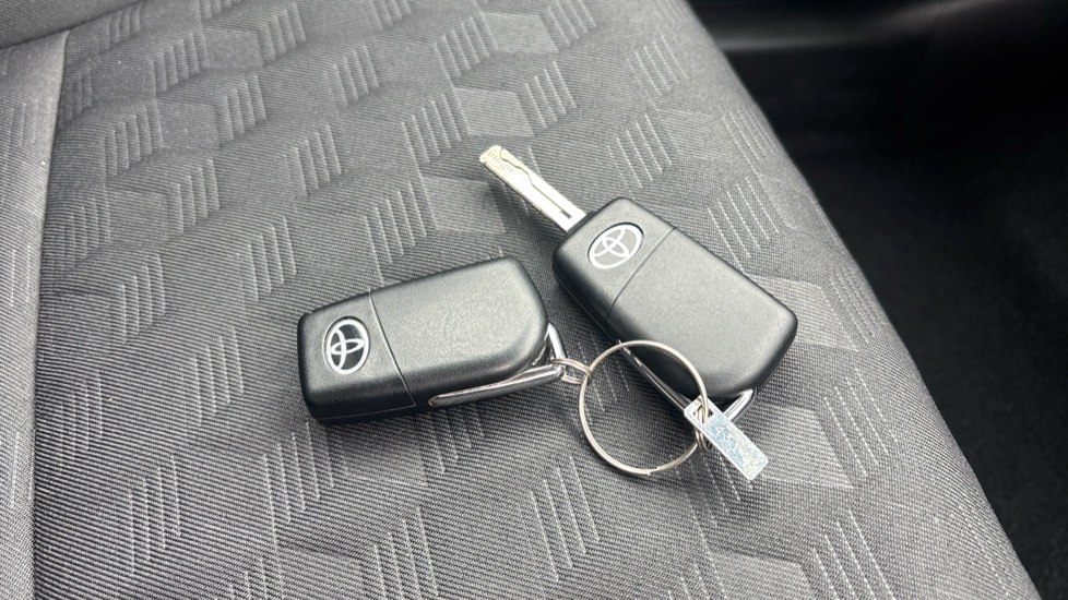Toyota Yaris 1.5 Hybrid Icon 5dr CVT Hybrid Hatchback - Image 19