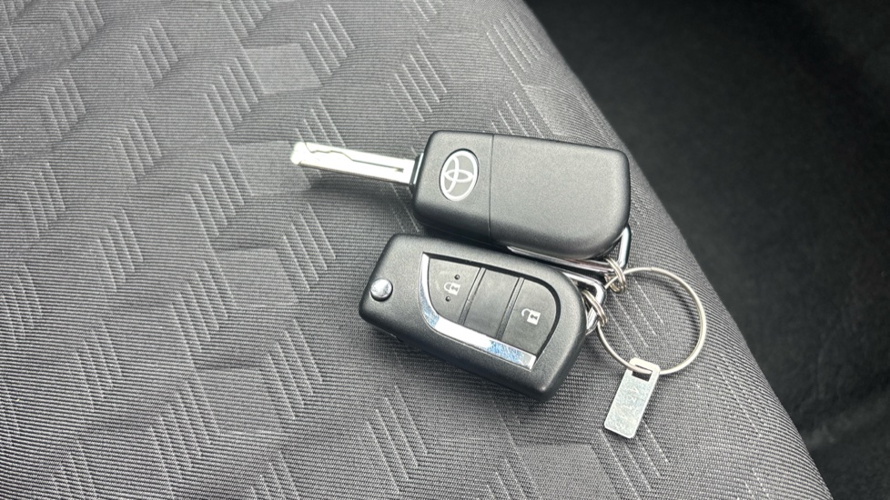 Toyota Yaris 1.5 Hybrid Icon 5dr CVT Hybrid Hatchback - Image 20
