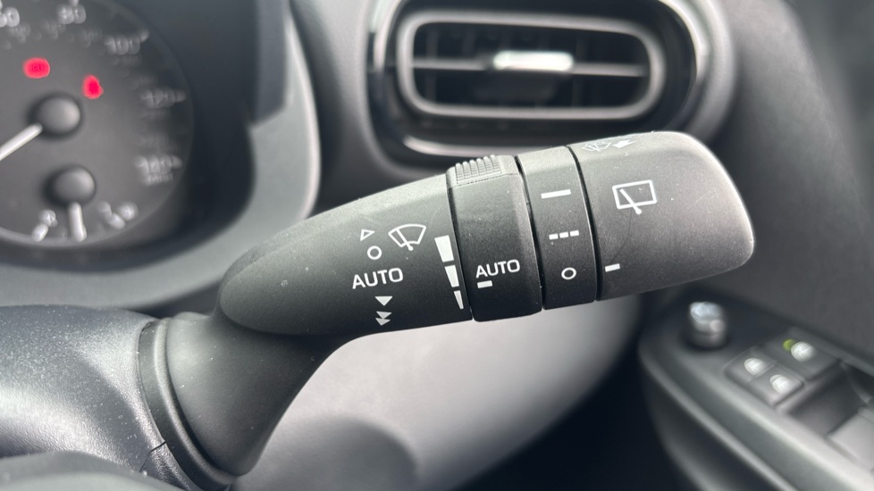 Toyota Yaris 1.5 Hybrid Icon 5dr CVT Hybrid Hatchback - Image 22