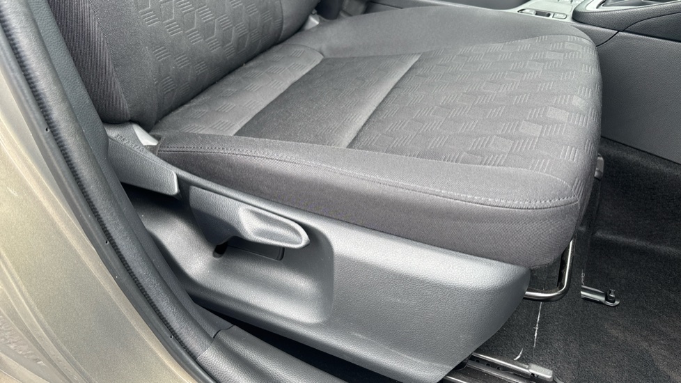 Toyota Yaris 1.5 Hybrid Icon 5dr CVT Hybrid Hatchback - Image 37