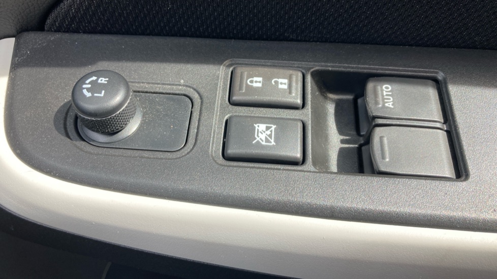 Suzuki Swift 1.2 Dualjet 83 12V Hybrid SZ-L 5dr Petrol Hatchback - Image 27