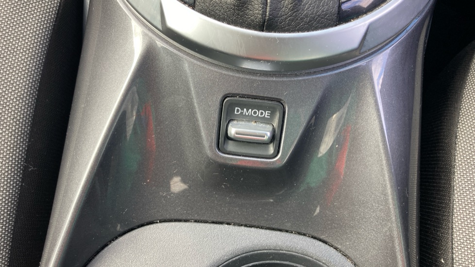 Nissan Juke 1.0 DiG-T 114 N-Connecta 5dr DCT Petrol Hatchback - Image 27