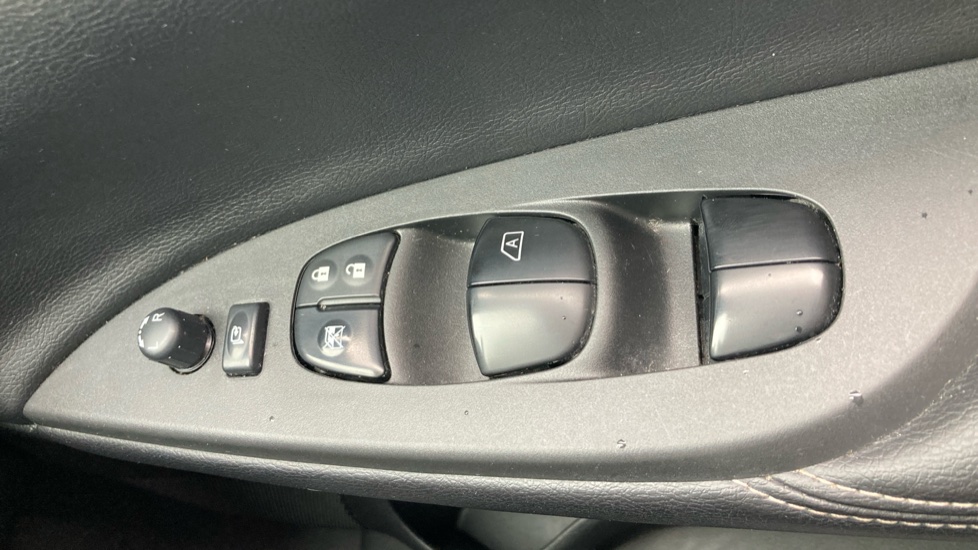 Nissan Pulsar 1.5 dCi Tekna 5dr Diesel Hatchback - Image 21