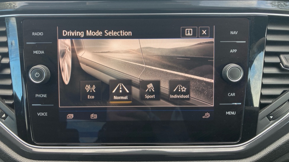 Volkswagen T-Roc 1.5 TSI EVO R-Line 5dr Petrol Hatchback - Image 30