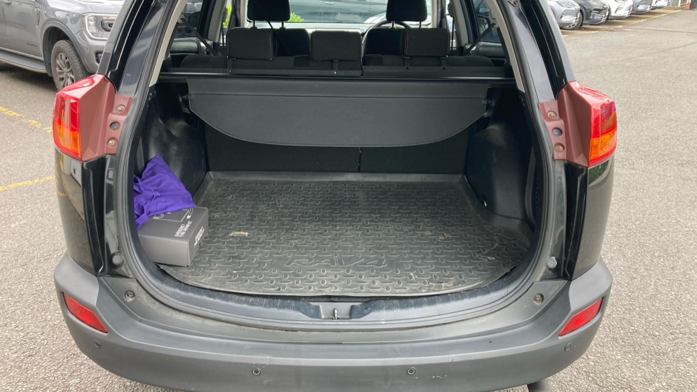 Toyota Rav 4 2.2 D-4D Icon 5dr Diesel Estate - Image 4