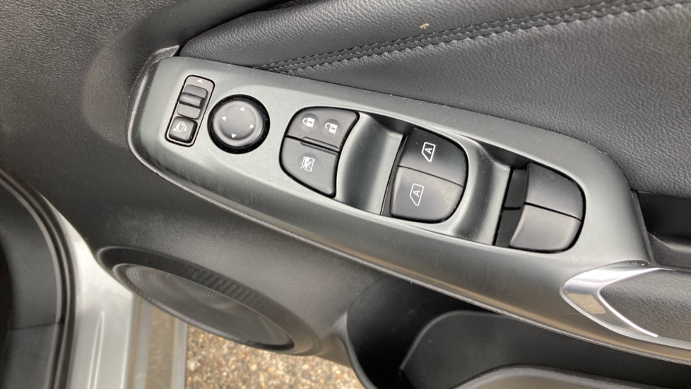 Nissan Juke 1.0 DiG-T N-Connecta 5dr Petrol Hatchback - Image 32