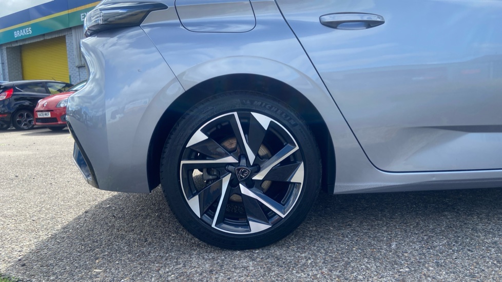 Peugeot 308 1.2 PureTech Allure Premium 5dr EAT8 Petrol Hatchback - Image 7