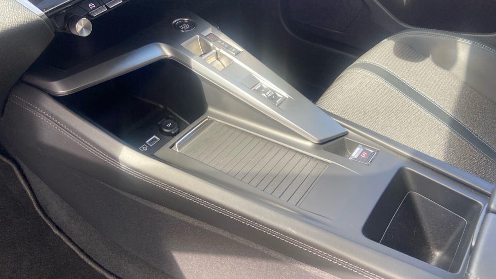Peugeot 308 1.2 PureTech Allure Premium 5dr EAT8 Petrol Hatchback - Image 13