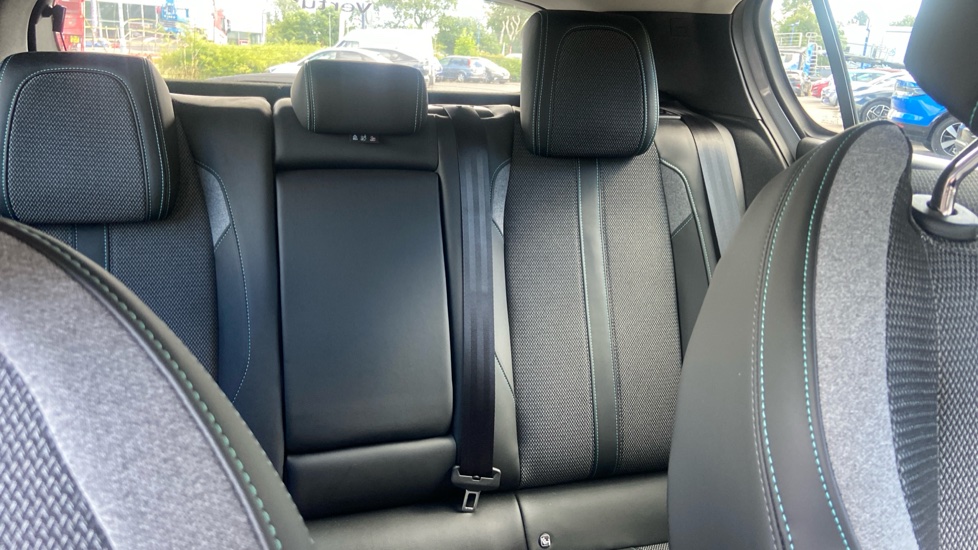 Peugeot 308 1.2 PureTech Allure Premium 5dr EAT8 Petrol Hatchback - Image 15