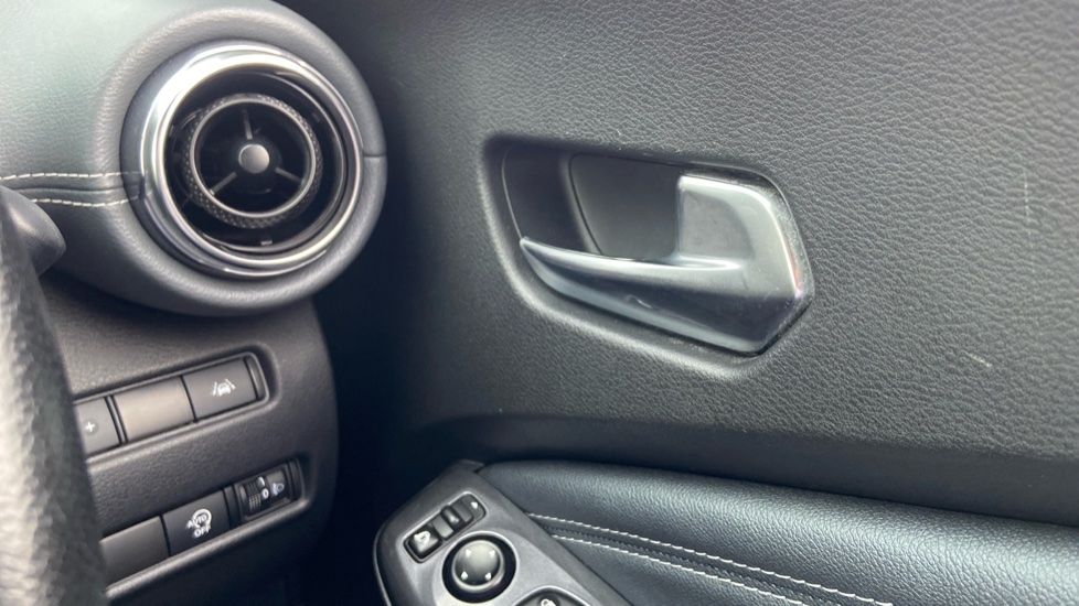 Nissan Juke 1.0 DiG-T 114 N-Connecta 5dr Petrol Hatchback - Image 27