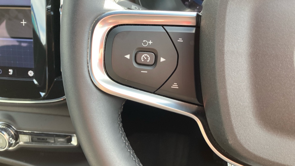 Volvo XC40 2.0 B3P Plus Dark 5dr Auto Petrol Estate - Image 29