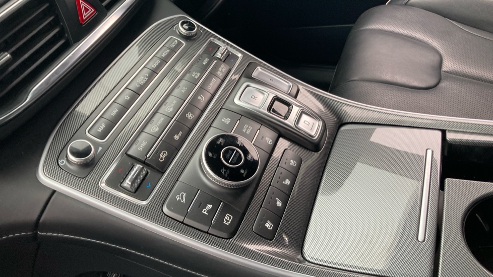 Hyundai SANTA FE 1.6 TGDi Plug-in Hybrid Ultimate 5dr 4WD Auto Estate - Image 13