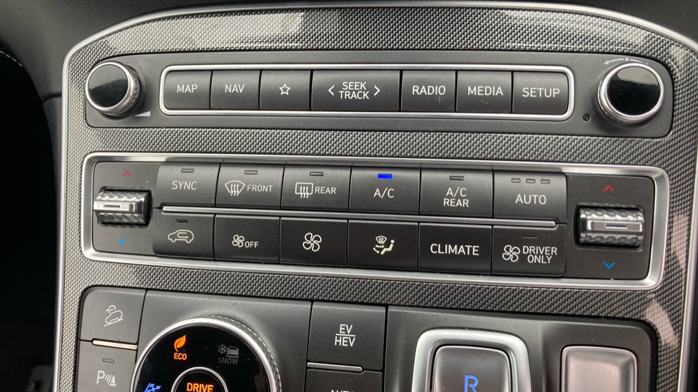 Hyundai SANTA FE 1.6 TGDi Plug-in Hybrid Ultimate 5dr 4WD Auto Estate - Image 25