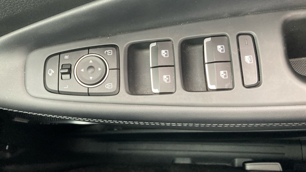 Hyundai SANTA FE 1.6 TGDi Plug-in Hybrid Ultimate 5dr 4WD Auto Estate - Image 32