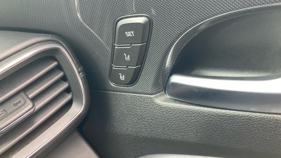 Hyundai SANTA FE 1.6 TGDi Plug-in Hybrid Ultimate 5dr 4WD Auto Estate - Image 33
