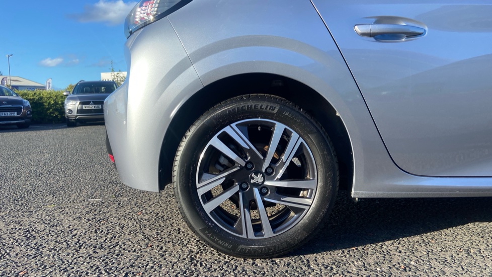 Peugeot 208 1.2 PureTech 100 Allure Premium 5dr EAT8 Petrol Hatchback - Image 7