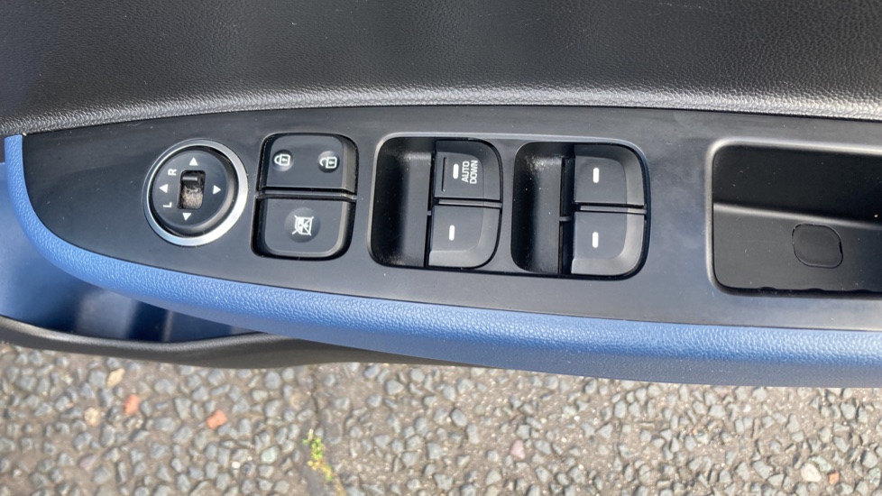 Hyundai i10 1.0 SE 5dr Petrol Hatchback - Image 29
