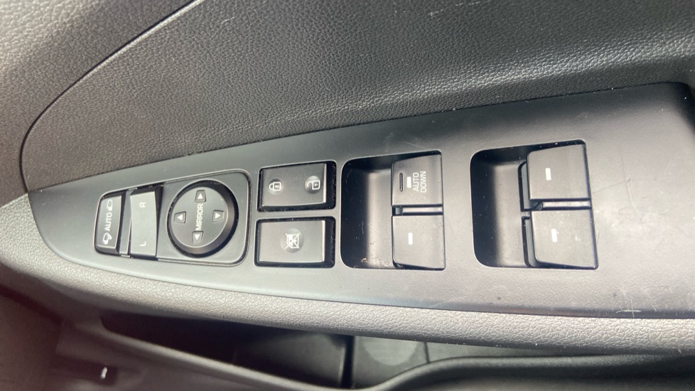 Hyundai TUCSON 1.6 GDi S Connect 5dr 2WD Petrol Estate - Image 24