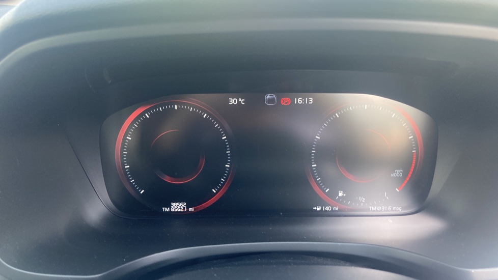 Volvo V60 2.0 T4 [190] R DESIGN Plus 5dr Auto Petrol Estate - Image 18