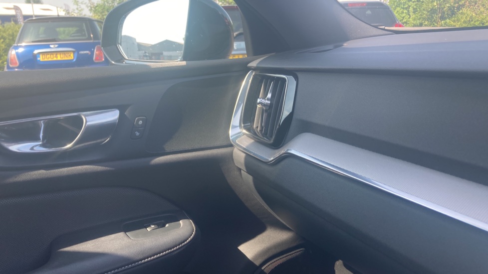 Volvo V60 2.0 T4 [190] R DESIGN Plus 5dr Auto Petrol Estate - Image 19