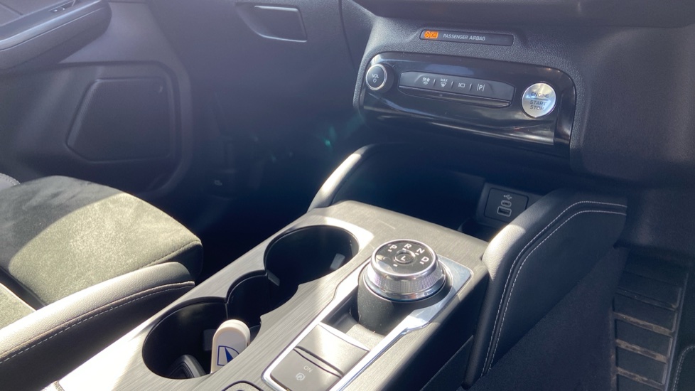 Ford Kuga 2.5 FHEV Active 5dr CVT Hybrid Estate - Image 13
