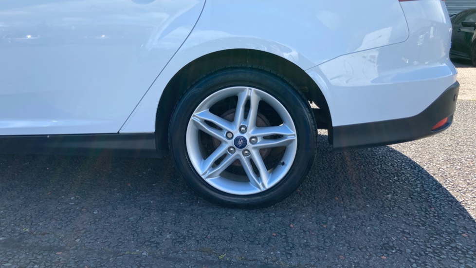Ford Focus 1.0 EcoBoost 125 Zetec Edition 5dr Petrol Estate - Image 24