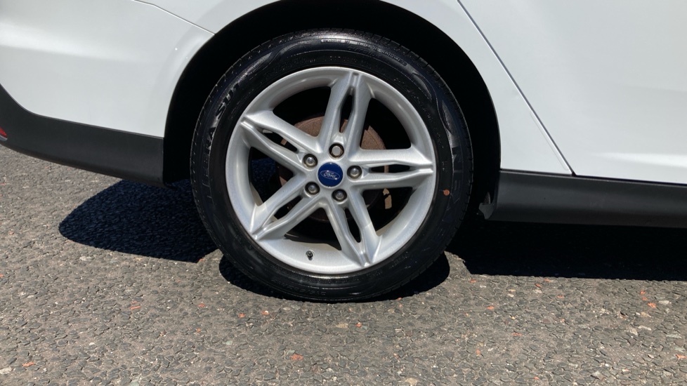 Ford Focus 1.0 EcoBoost 125 Zetec Edition 5dr Petrol Estate - Image 29