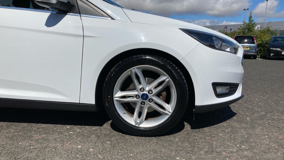 Ford Focus 1.0 EcoBoost 125 Zetec Edition 5dr Petrol Estate - Image 32