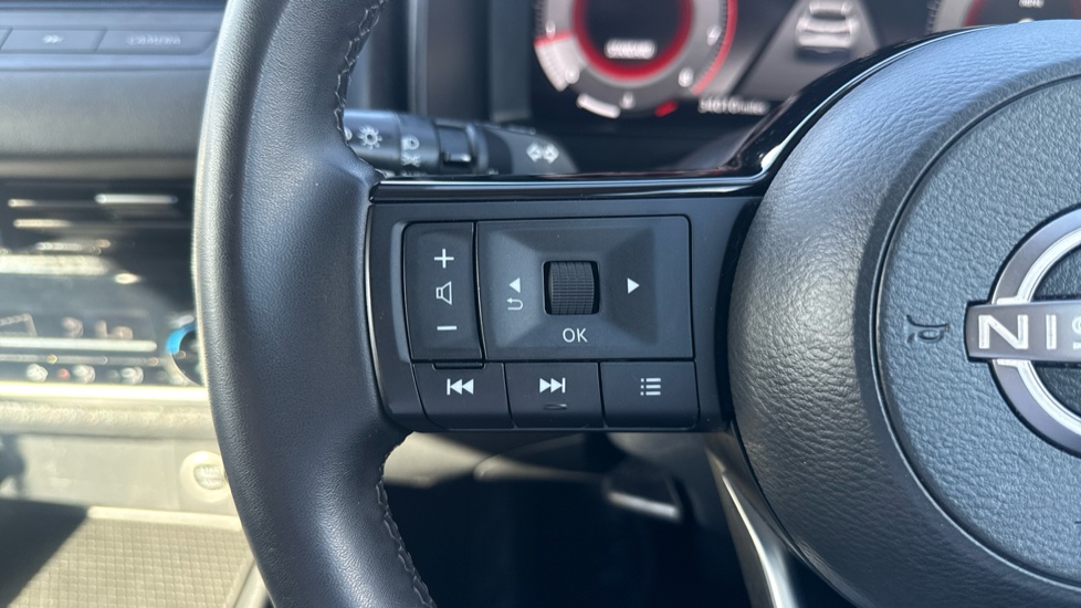 Nissan Qashqai 1.3 DiG-T MH N-Connecta 5dr Petrol Hatchback - Image 21