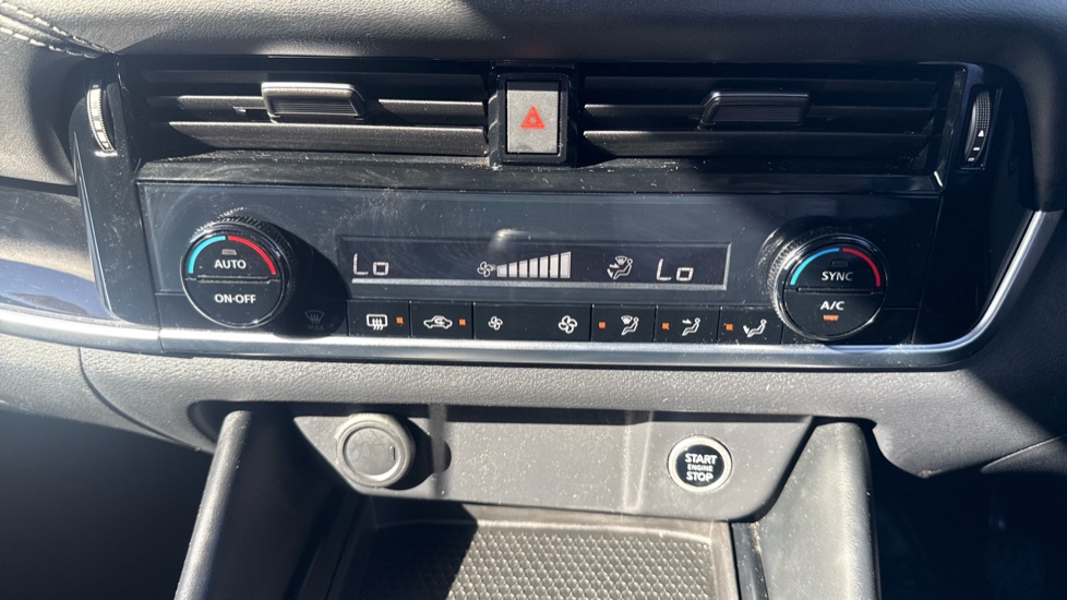 Nissan Qashqai 1.3 DiG-T MH N-Connecta 5dr Petrol Hatchback - Image 23