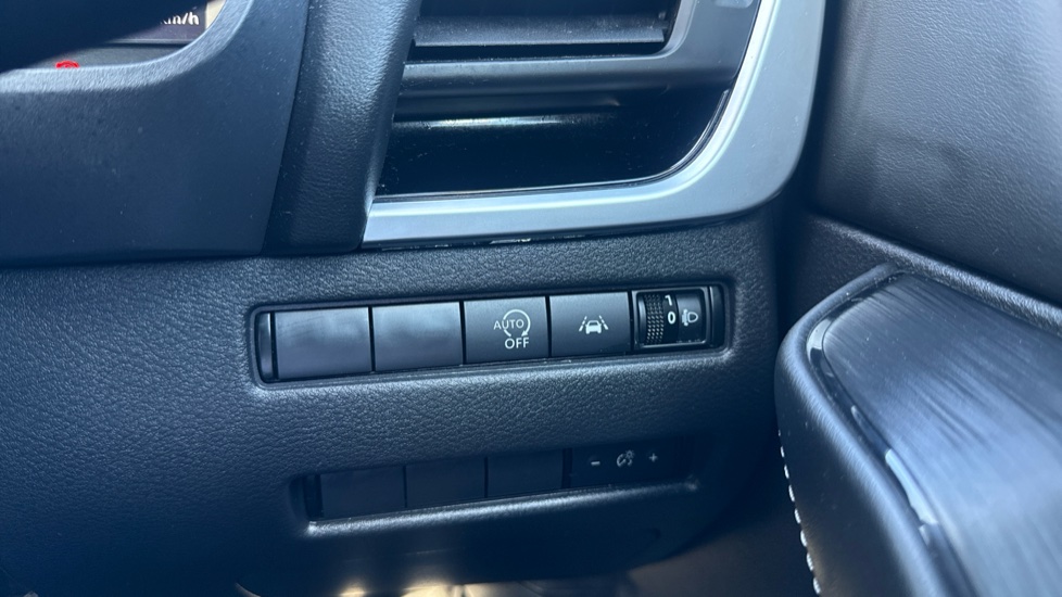 Nissan Qashqai 1.3 DiG-T MH N-Connecta 5dr Petrol Hatchback - Image 27