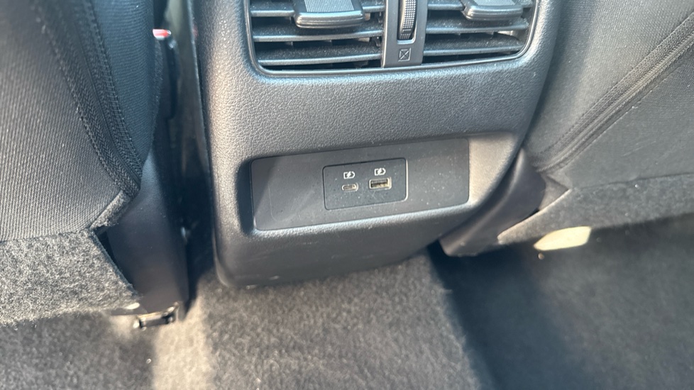 Nissan Qashqai 1.3 DiG-T MH N-Connecta 5dr Petrol Hatchback - Image 30