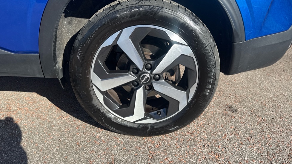 Nissan Qashqai 1.3 DiG-T MH N-Connecta 5dr Petrol Hatchback - Image 32