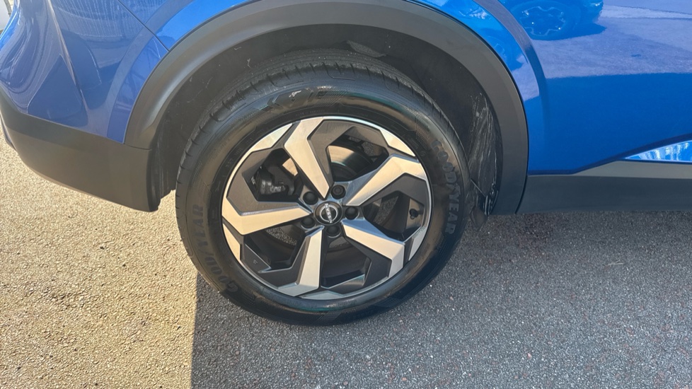 Nissan Qashqai 1.3 DiG-T MH N-Connecta 5dr Petrol Hatchback - Image 33