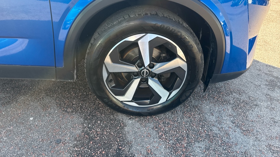 Nissan Qashqai 1.3 DiG-T MH N-Connecta 5dr Petrol Hatchback - Image 34