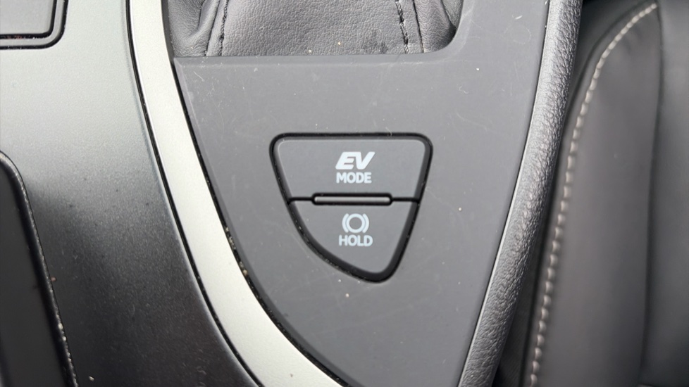 Lexus UX 250h 2.0 F-Sport Design 5dr CVT Hybrid Hatchback - Image 28