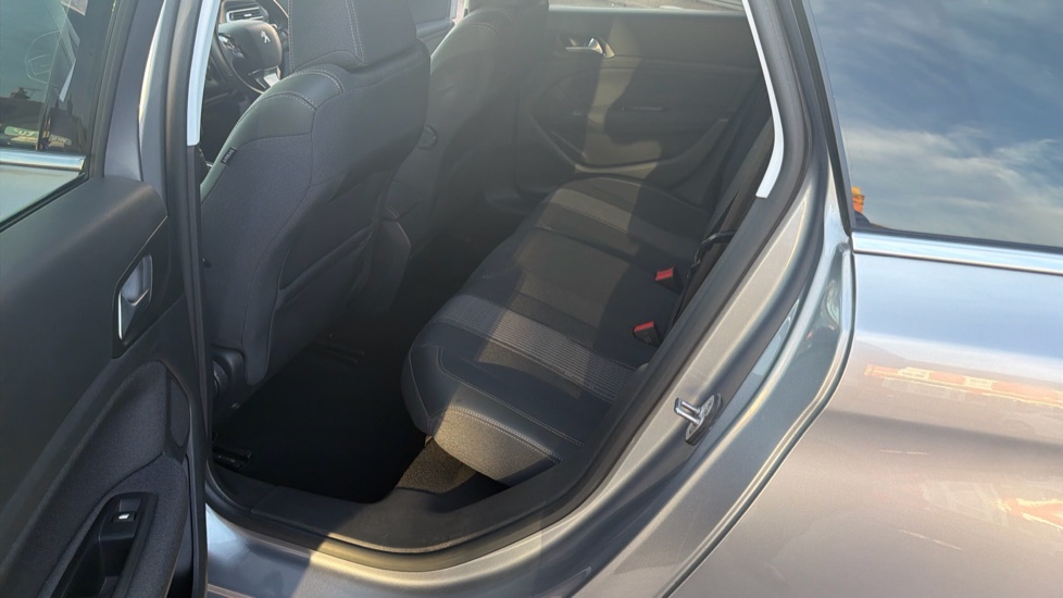 Peugeot 308 1.2 PureTech 130 Allure 5dr [Digital i-Cockpit] Petrol Estate - Image 16