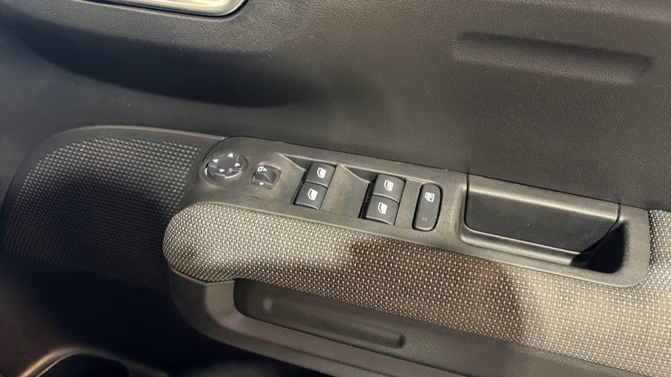 Citroen C3 Aircross 1.2 PureTech 130 Feel 5dr Petrol Hatchback - Image 30